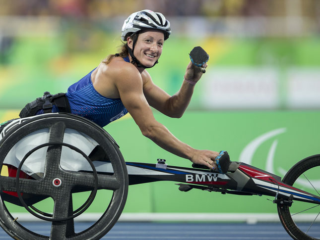 Tatyana McFadden participando en carreras en silla de ruedas en los Juegos Paralímpicos.