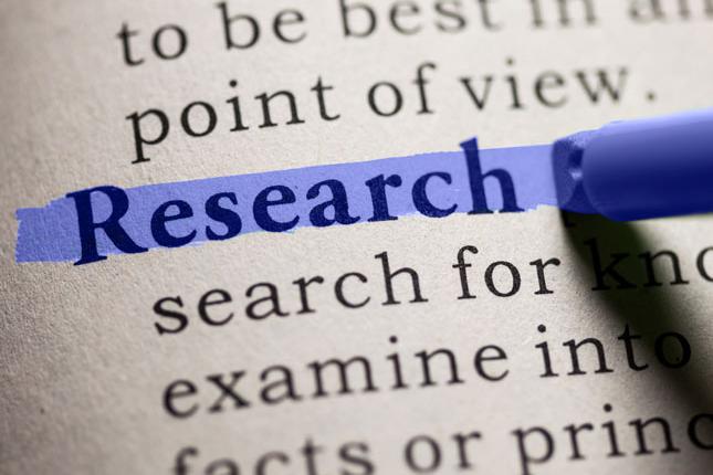 La palabra "investigación" resaltada con un marcador morado. La palabra se muestra dentro de un libro en medio del texto continuo.