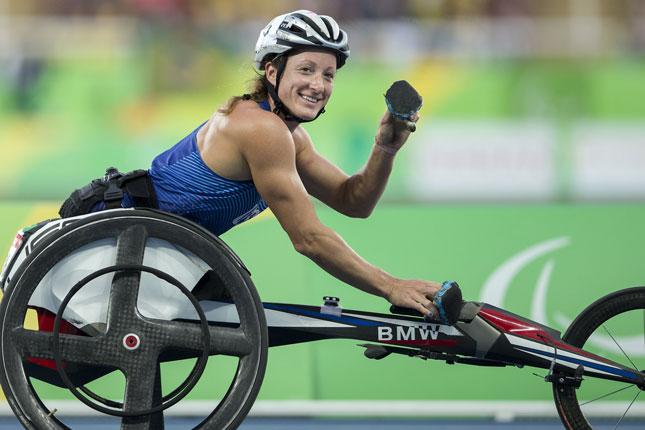 Tatyana McFadden participando en carreras en silla de ruedas en los Juegos Paralímpicos.